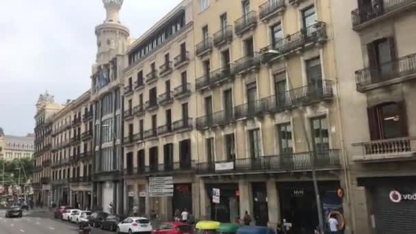 Barcelona, España. Una calle de la ciudad frente a un edificio — Vídeos de Stock