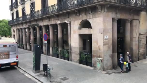Βαρκελώνη, Ισπανία. 20 Ιουνίου 2019: Λεωφορείο σταθμευμένο μπροστά από κτίριο — Αρχείο Βίντεο