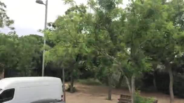 Barcelona, Hiszpania. Samochód zaparkowany przed drzewem. — Wideo stockowe