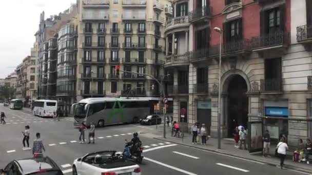 Barcelona, Hiszpania. 20 czerwca 2019: Grupa ludzi spacerująca ulicą miejską — Wideo stockowe