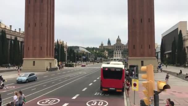 Barcelona, España. 20 de junio de 2019: Una torre del reloj en medio de una calle de la ciudad — Vídeo de stock
