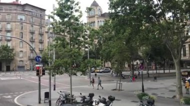 Barselona, İspanya. 20 Haziran 2019: Bir şehir caddesinde bir grup insan