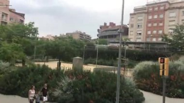 Barselona, İspanya. 20 Haziran 2019: Bir grup insan bir binanın önünde yürüyor