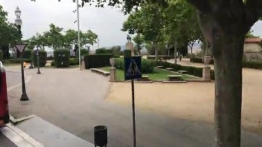 Barselona, İspanya. Bir grup insan bir ağacın yanındaki kaldırımda.