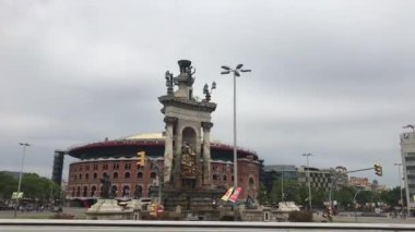 Barselona, İspanya. Binanın önünde bir grup insan.