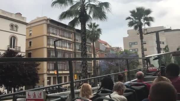 바르셀로나, 스페인. 2019 년 6 월 20 일: 건물 앞에 서 있는 사람들의 집단 — 비디오