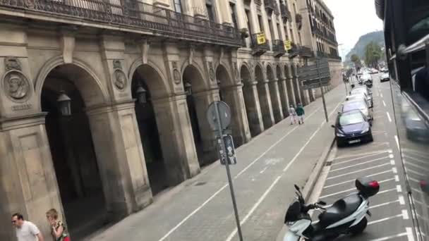 Barcelona, Hiszpania. Samochód zaparkowany z boku budynku. — Wideo stockowe