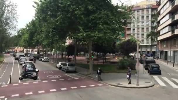 Barcelona, España. Un primer plano de una concurrida calle de la ciudad — Vídeos de Stock