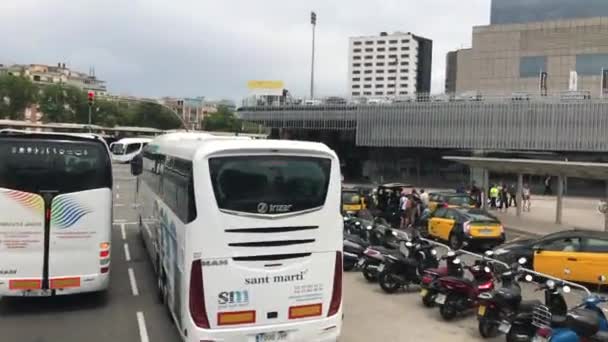 Barcelona, Spanien. En lastbil står parkerad vid sidan av en väg — Stockvideo