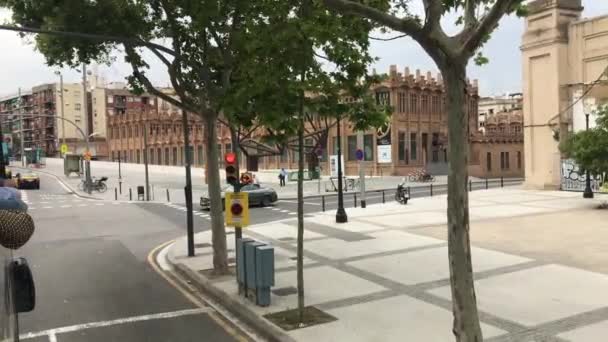 Barcelona, España. Un camino vacío con árboles al lado de un edificio — Vídeos de Stock