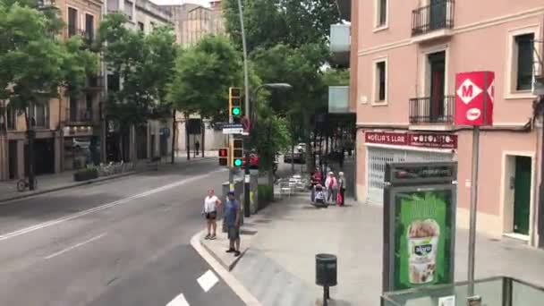 Barselona, İspanya. Şehir caddesinde mağazası olan bir bina. — Stok video