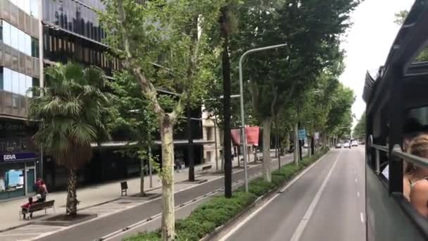 Barcelona, España. 20 de junio de 2019: Una persona caminando por la calle — Vídeos de Stock