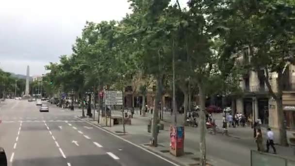 Βαρκελώνη, Ισπανία. Κοντινό πλάνο ενός πολυσύχναστου δρόμου της πόλης — Αρχείο Βίντεο
