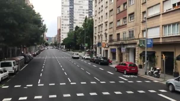 바르셀로나, 스페인. 도시의 거리에서 차를 운전하는 모습 — 비디오