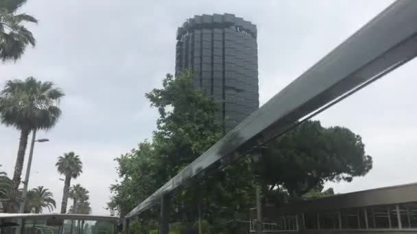 Barcelona, España. Un árbol frente a un edificio — Vídeos de Stock