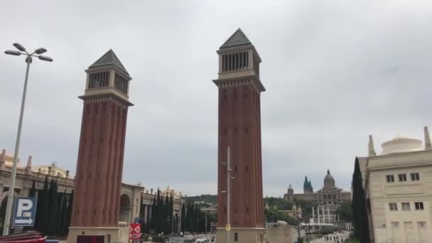 西班牙巴塞罗那。一座巨大的钟楼高耸在一座城市之上 — 图库视频影像