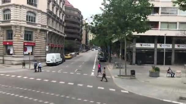 Barcelona, Spanien. 20. Juni 2019: Großaufnahme einer belebten Stadtstraße — Stockvideo