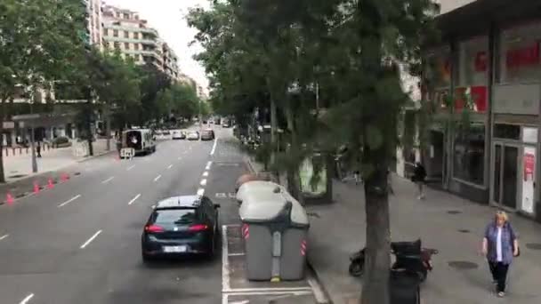 Barcelonassa, Espanjassa. Kesäkuu 20 2019: Lähellä vilkasta kaupungin katua — kuvapankkivideo