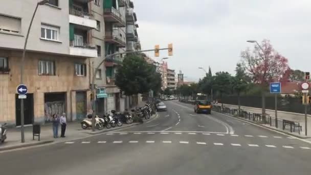 Barcelona, Spanje. Een auto rijdend op een stad straat — Stockvideo