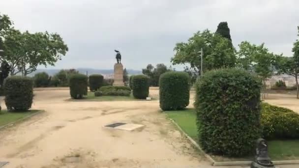 Barcelona, Espanha. Uma estátua de uma pessoa em um jardim — Vídeo de Stock