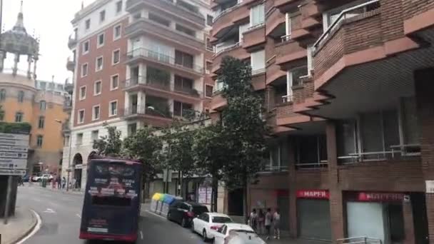 Barcelona, Spanien. En bil parkerad framför en byggnad — Stockvideo