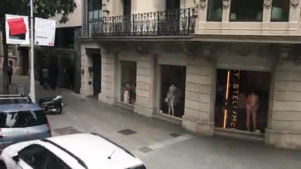 Barcelona, Hiszpania. Samochód zaparkowany przed budynkiem. — Wideo stockowe