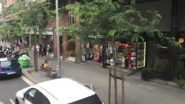 Barcelone, Espagne. 20 juin 2019 : Une voiture garée dans une rue de la ville — Video