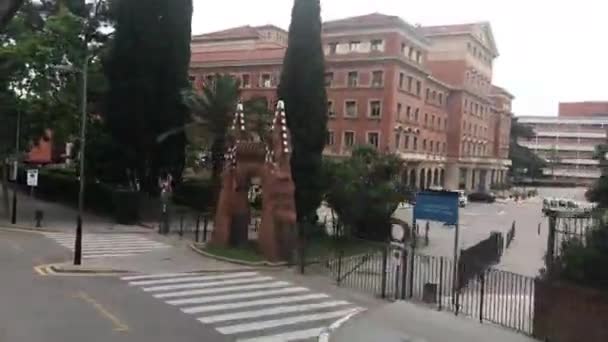 Barcelona, Spanje. Een auto geparkeerd aan de zijkant van een gebouw — Stockvideo