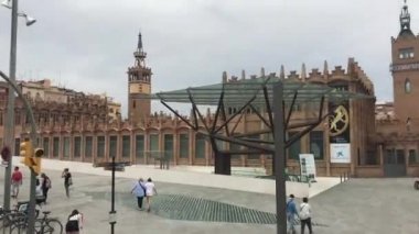 Barselona, İspanya. 20 Haziran 2019: Bir grup insan bir binanın önünde yürüyor