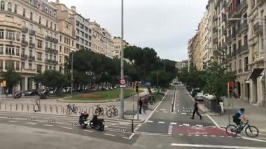 Barselona, İspanya. 20 Haziran 2019: İnsanlar şehir sokaklarında yürüyor