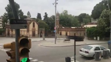 Barselona, İspanya. Yolun kenarına park etmiş bir araba.