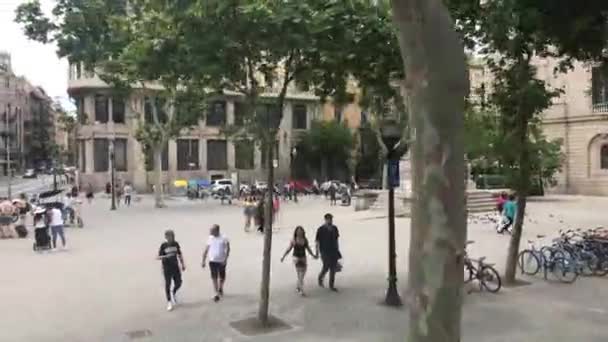 Barcelona, Espanha. 20 de junho de 2019: Um grupo de pessoas andando pela rua — Vídeo de Stock
