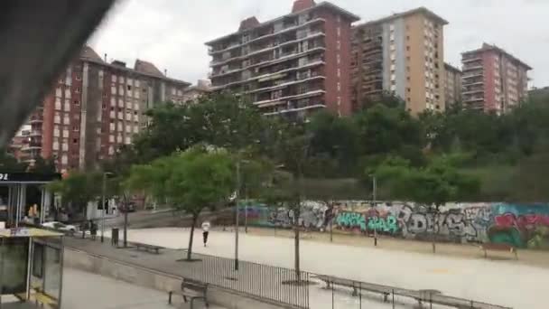 Barcelona, España. Un letrero al lado de un edificio — Vídeo de stock