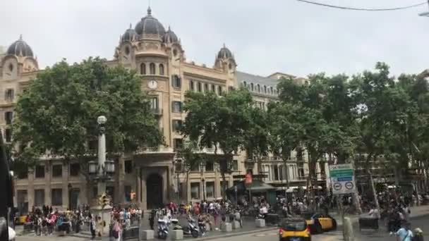 Barselona, İspanya. 20 Haziran 2019: Bir grup insan bir şehir caddesinde yürüyor — Stok video