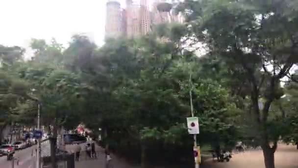 Барселона, Испания. 20 июня 2019: Группа людей, идущих по улице рядом с деревом — стоковое видео