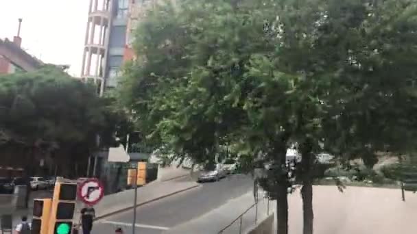 Barcelona, España. 20 de junio de 2019: Un grupo de personas caminando por la calle — Vídeos de Stock