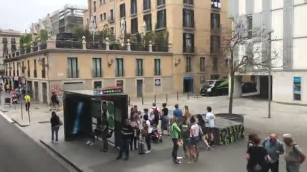 Barcelona, Spanien. 20 juni 2019: En grupp människor går på en stadsgata — Stockvideo