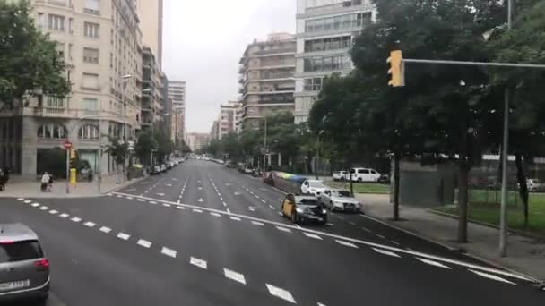 Barselona, İspanya. Şehir caddesinde giden bir araba. — Stok video