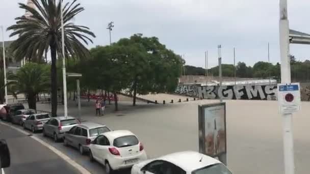 Barcelona, Hiszpania. Samochód zaparkowany na poboczu drogi — Wideo stockowe