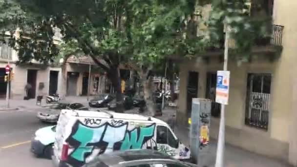 Barcelona, Spanje. Een auto geparkeerd aan de zijkant van een gebouw — Stockvideo