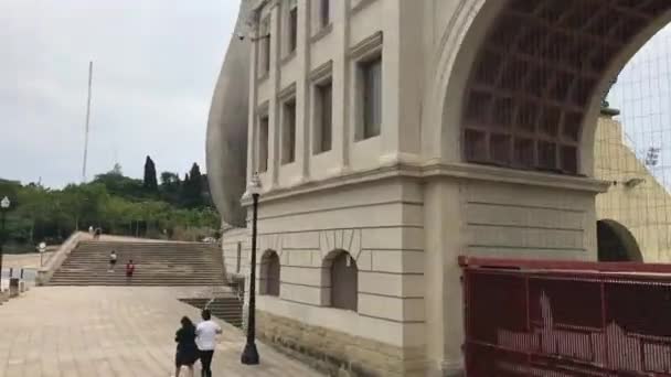 Barselona, İspanya. 20 Haziran 2019: Bir grup insan bir binanın önünde yürüyor — Stok video