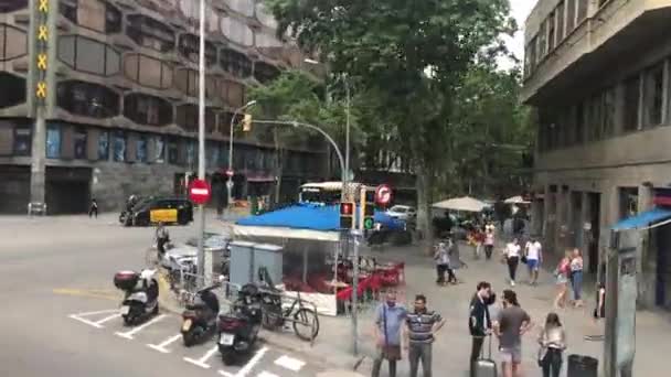 Barcelona, Spanje. 20 juni 2019: Een groep mensen die op straat lopen — Stockvideo