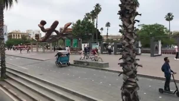 Barcelona, Spain. June 20 2019: A group of people walking on a sidewalk — Stock Video