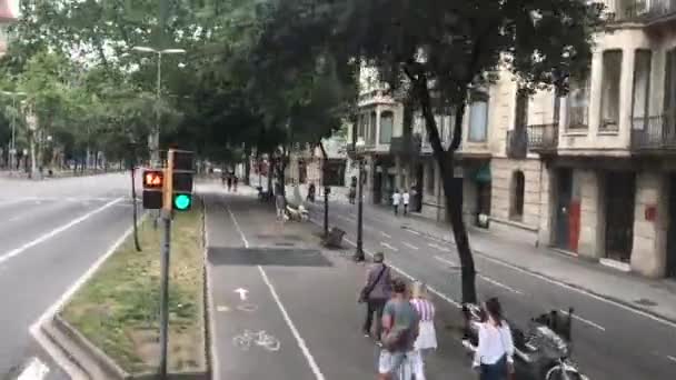 Barcelona, Španělsko. 20. června 2019: Osoba kráčející po ulici — Stock video