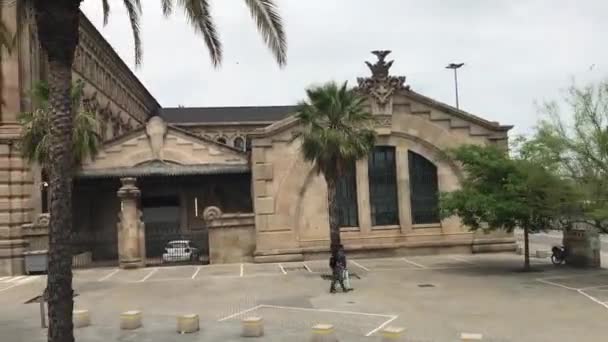 Barcelona, España. 20 de junio de 2019: Una estatua frente a un edificio — Vídeos de Stock