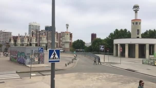 Barcelona, Španělsko. 20. června 2019: Osoba kráčející po ulici — Stock video