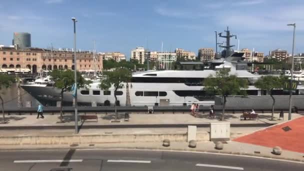 Barcelona, España, Un coche aparcado al lado de un edificio — Vídeo de stock