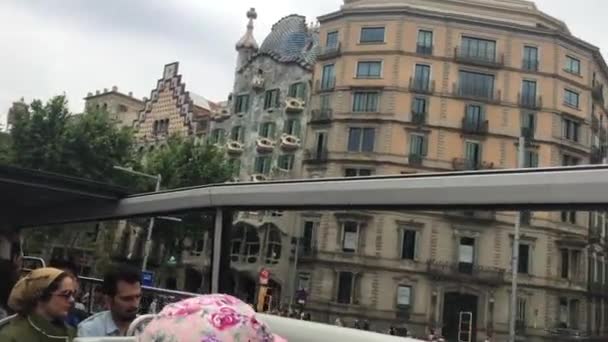 Barcelona, Spanyol, 20 Juni 2019: Seseorang berdiri di depan gedung — Stok Video