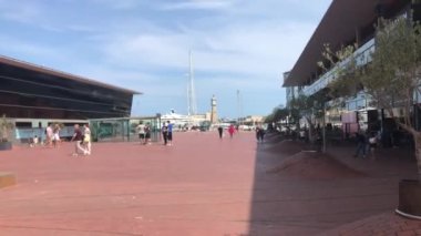 Barselona, İspanya, 20 Haziran 2019: Bir binanın önünde duran bir grup insan