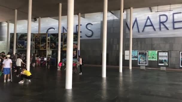 Barcelona, España, 20 de junio de 2019: Un grupo de personas sentadas en una parada de autobús — Vídeos de Stock